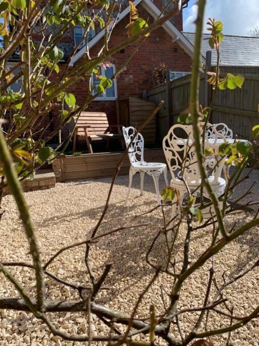 Ground Floor Garden Cottage, Near Stonehenge Holiday home