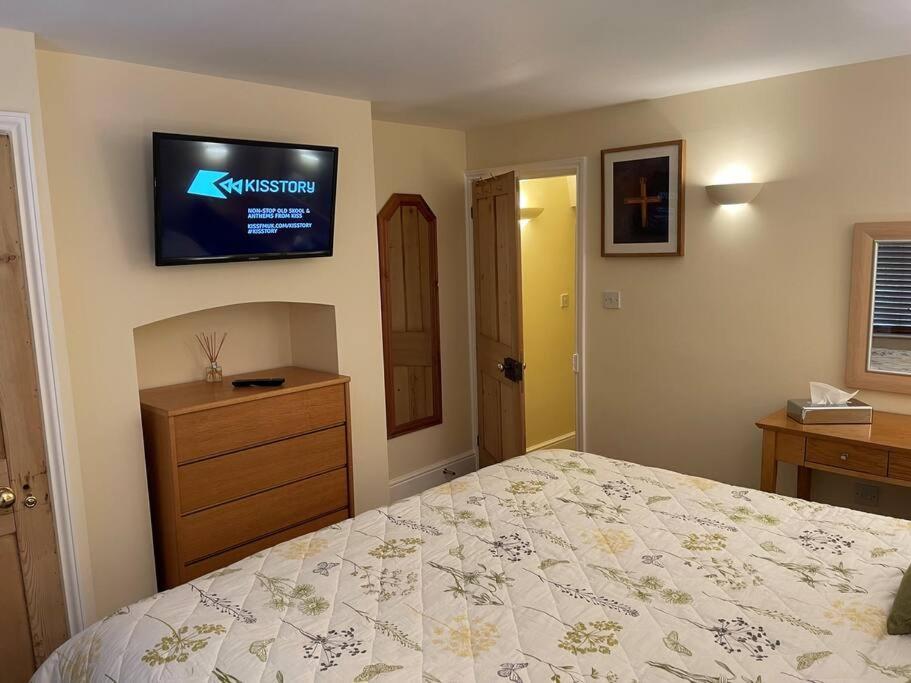 Ground Floor Garden Cottage, Near Stonehenge Holiday home Shrewton